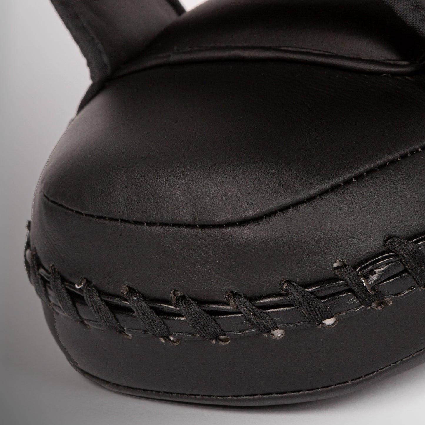 Venum Kick Boxing Gear 2.0 微纤维小拳击手套 – 黑色/白色
