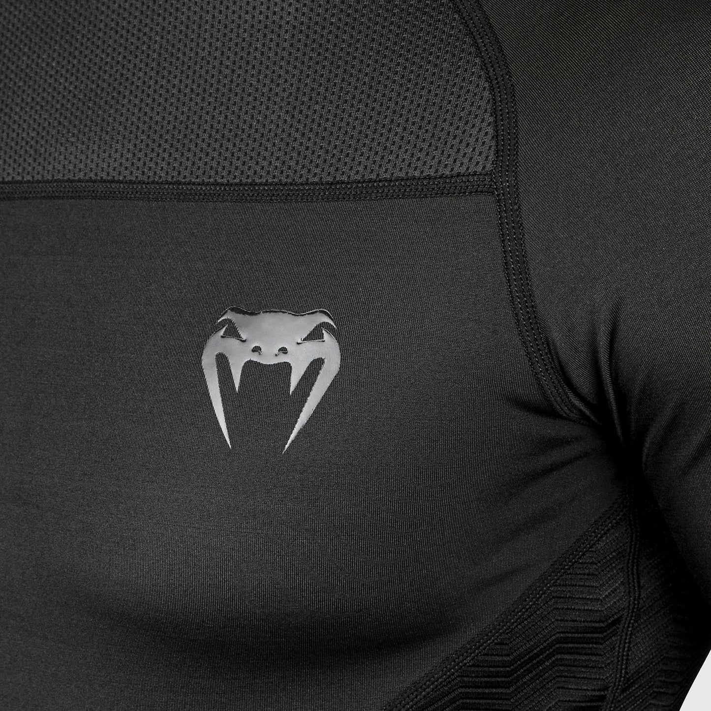 Venum G-Fit 紧身防磨衣–短袖–黑色