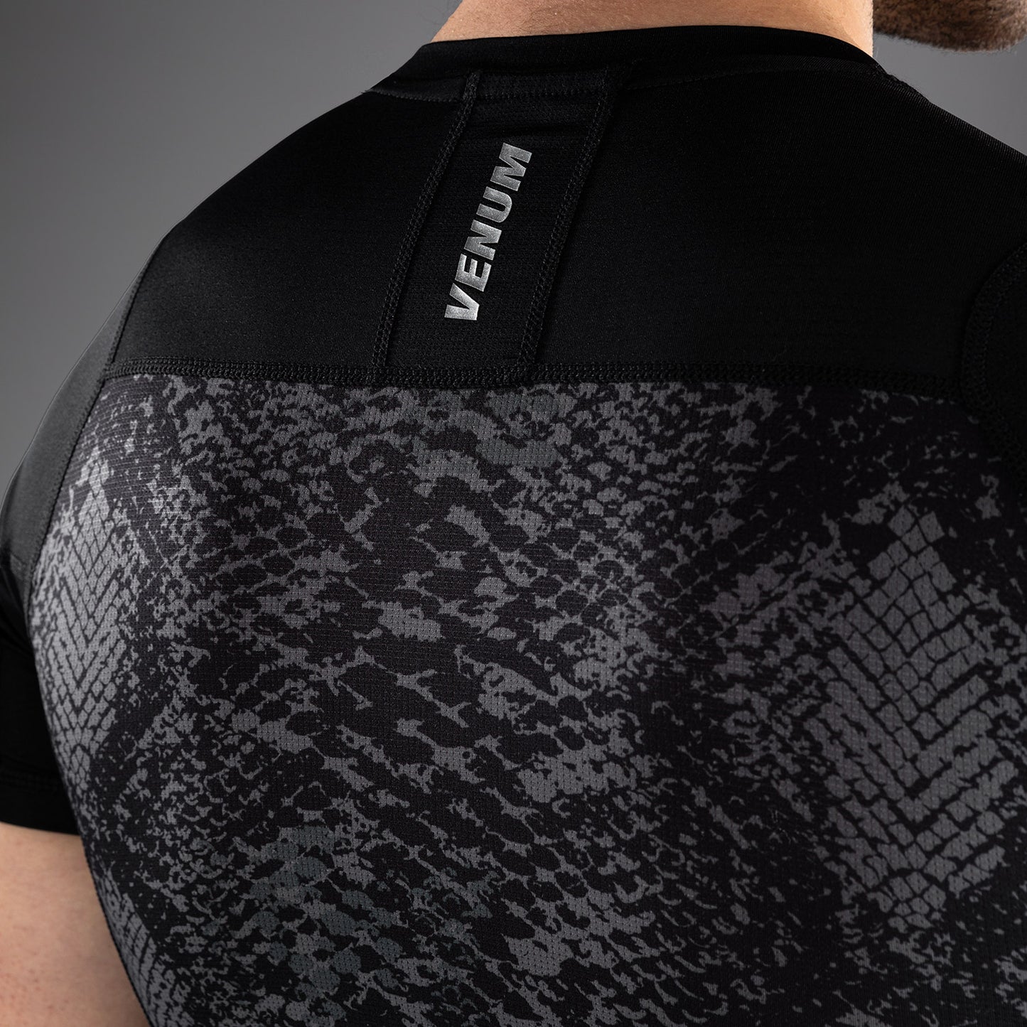 Venum G-Fit Scales 短袖紧身防磨衣 – 黑色/炭灰色