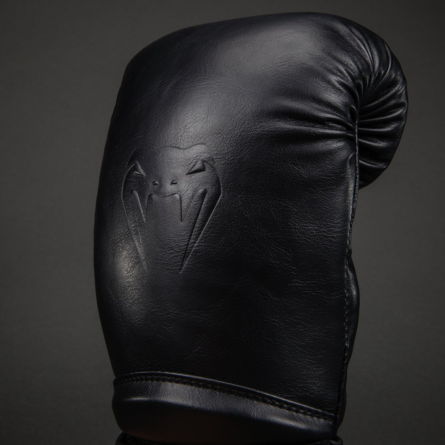 Venum Impact Classic 拳击手套–黑色