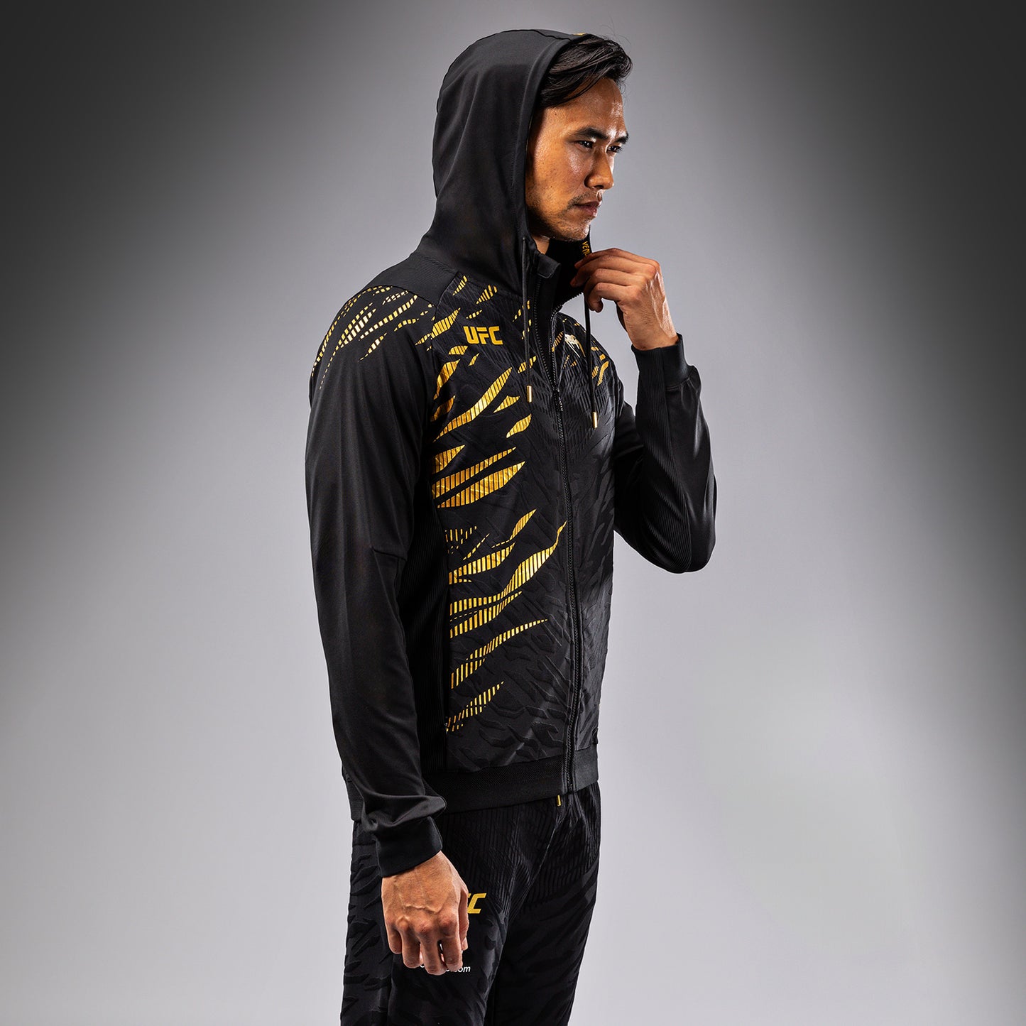 UFC Fusion by Venum Authentic Fight Night 男士款 走场连帽衫 – Champion