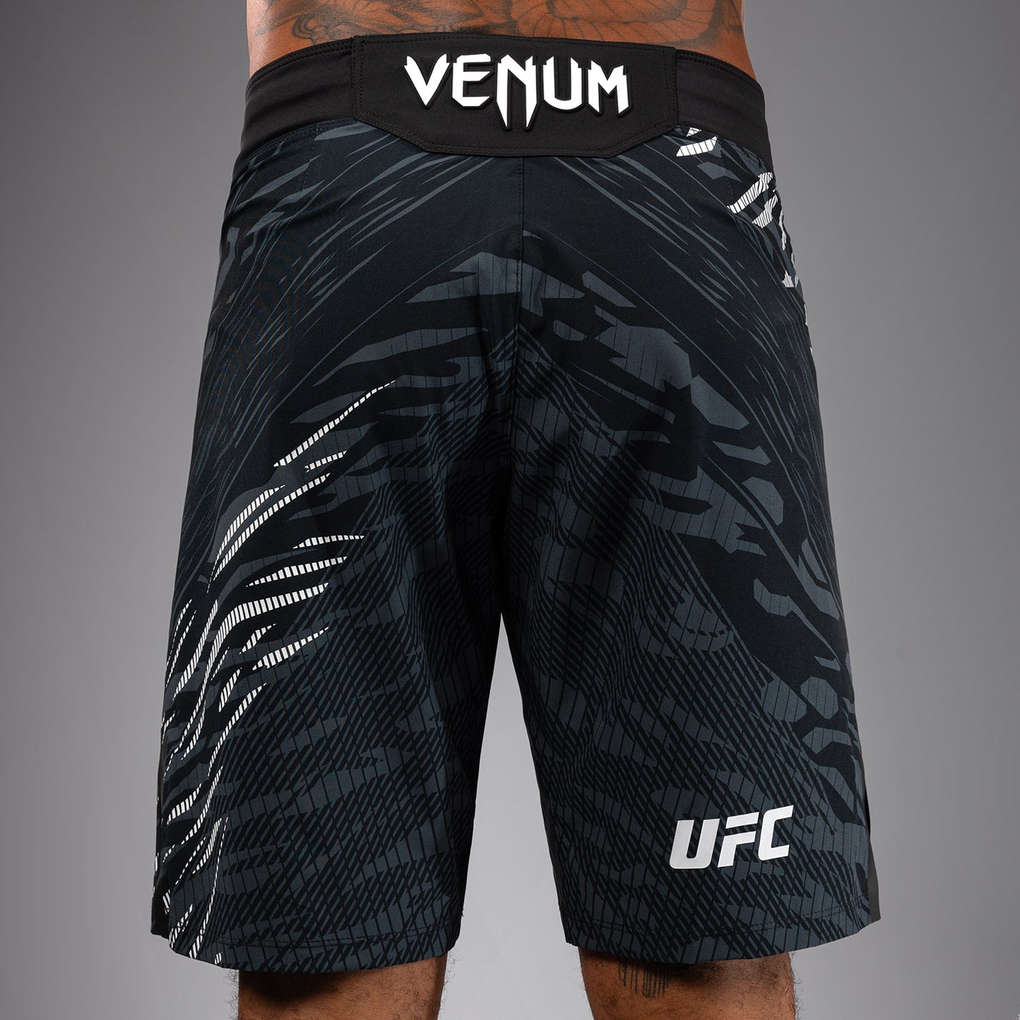 UFC Fusion by Venum Authentic Fight Night 男士格斗短裤 – 长款 – 黑色