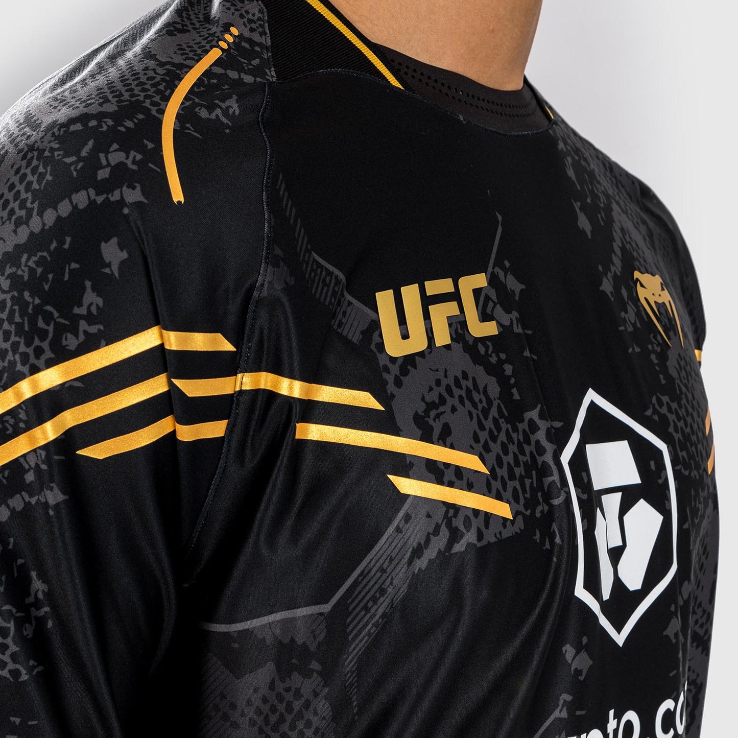 UFC Adrenaline by Venum Authentic Fight Night 男士走场战袍 – Champion