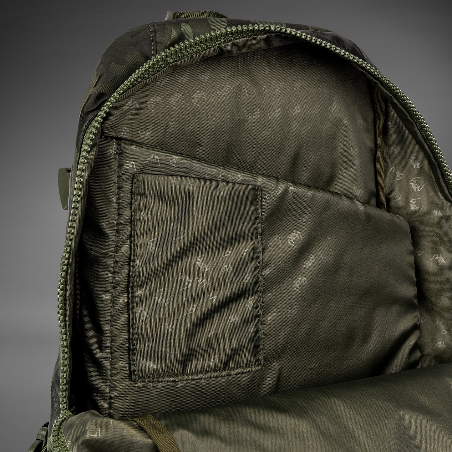 Venum Challenger Pro 背包 (20-25L) – 卡其色/迷彩色