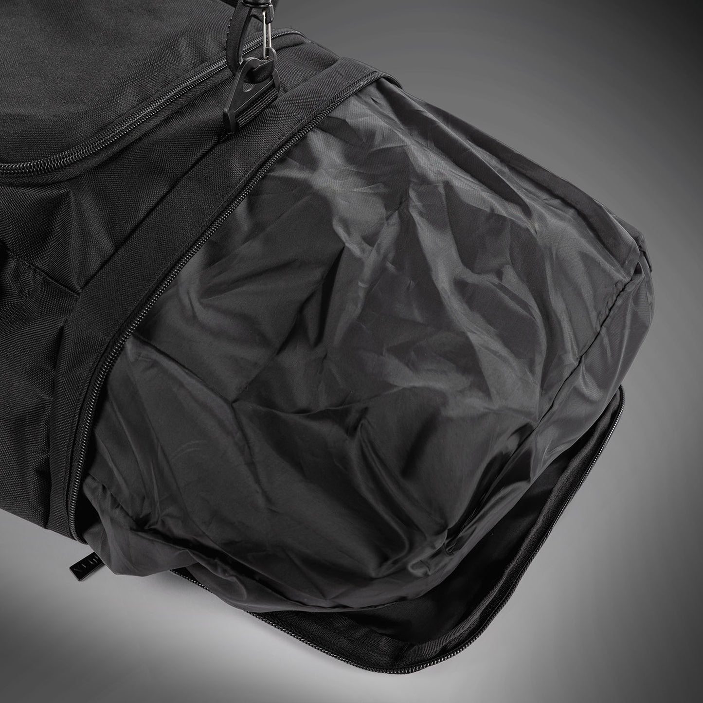 Venum Essential 运动包 (37L) – 黑色