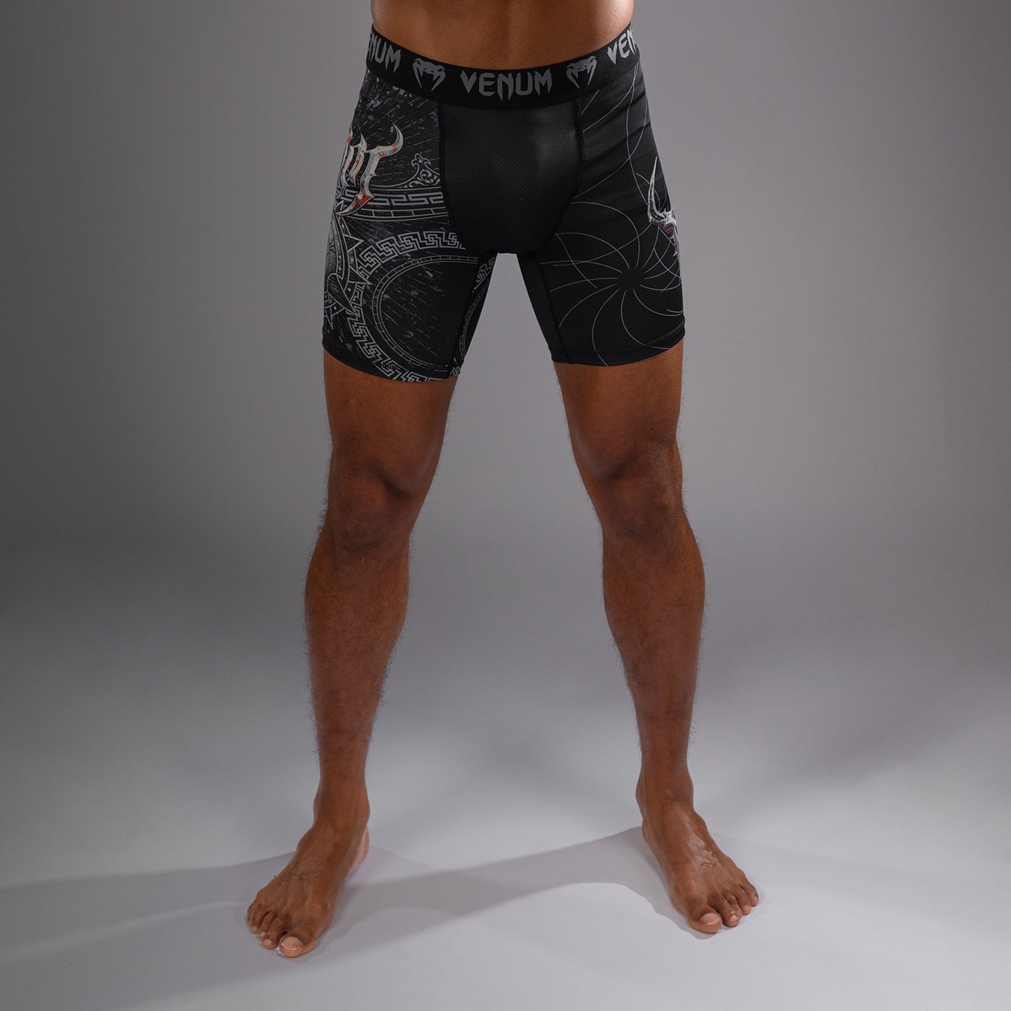 Venum Gladiator 5.0 男士综合格斗短裤 – 黑色/银色