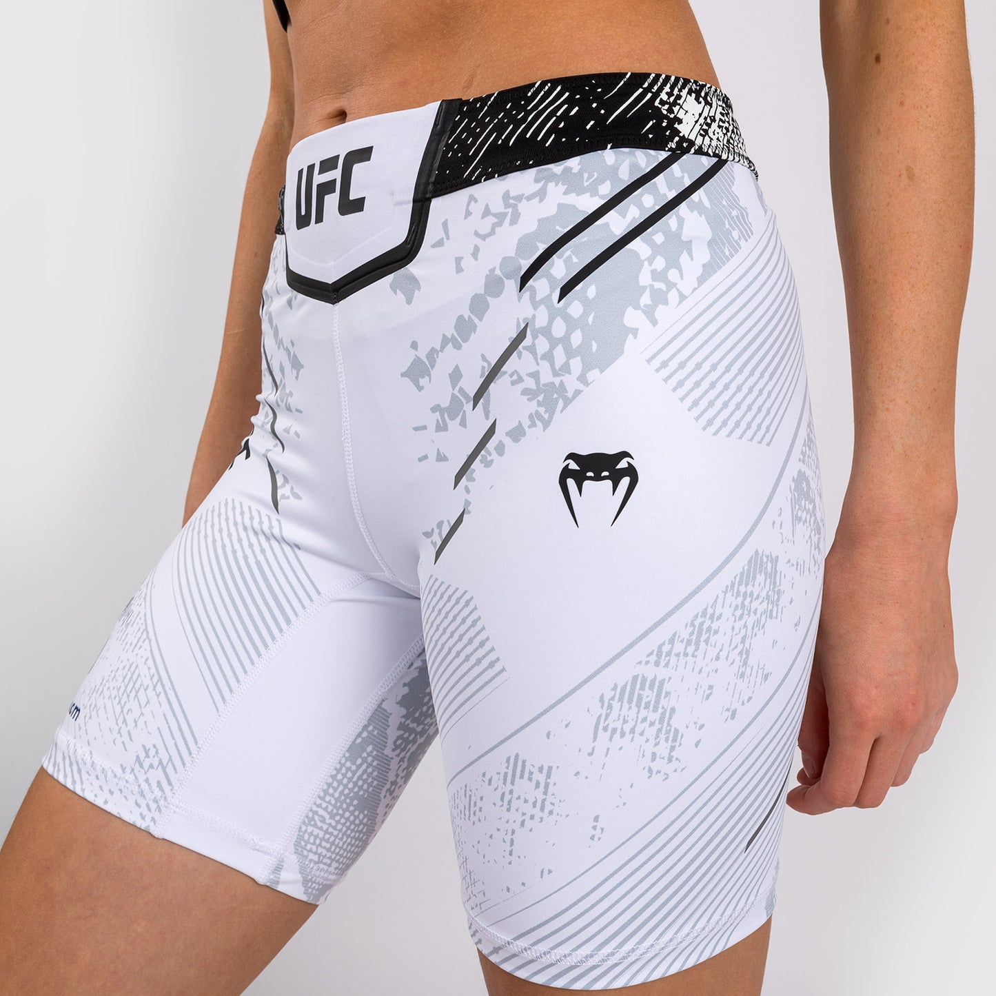 UFC Adrenaline by Venum 女士综合格斗短裤–长款–白色