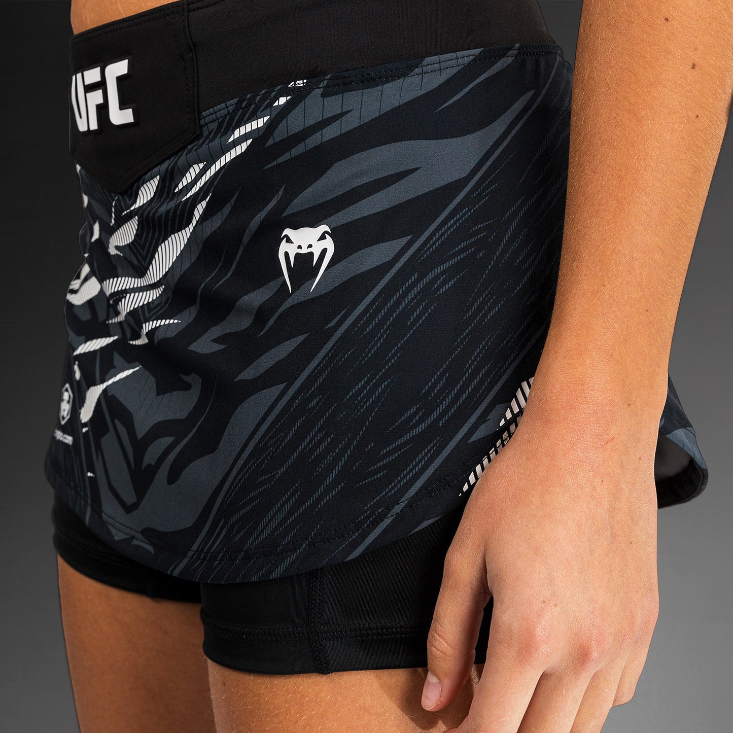 UFC Fusion by Venum Authentic Fight Night 女士格斗短裙 – 黑色
