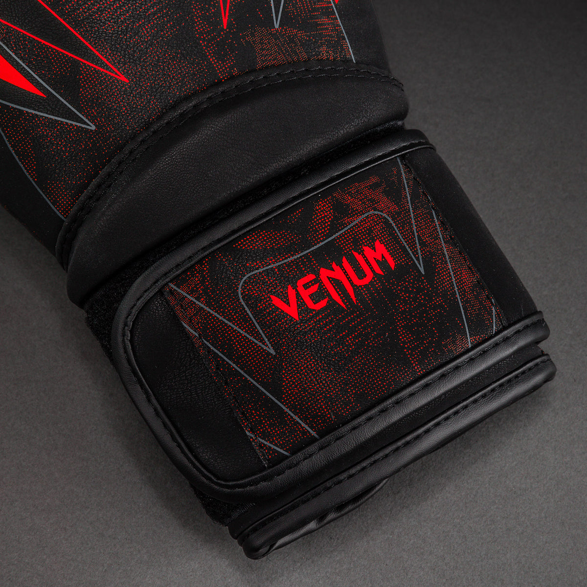 Venum Impact Amazonia Reborn 拳击手套 - 黑色/红色