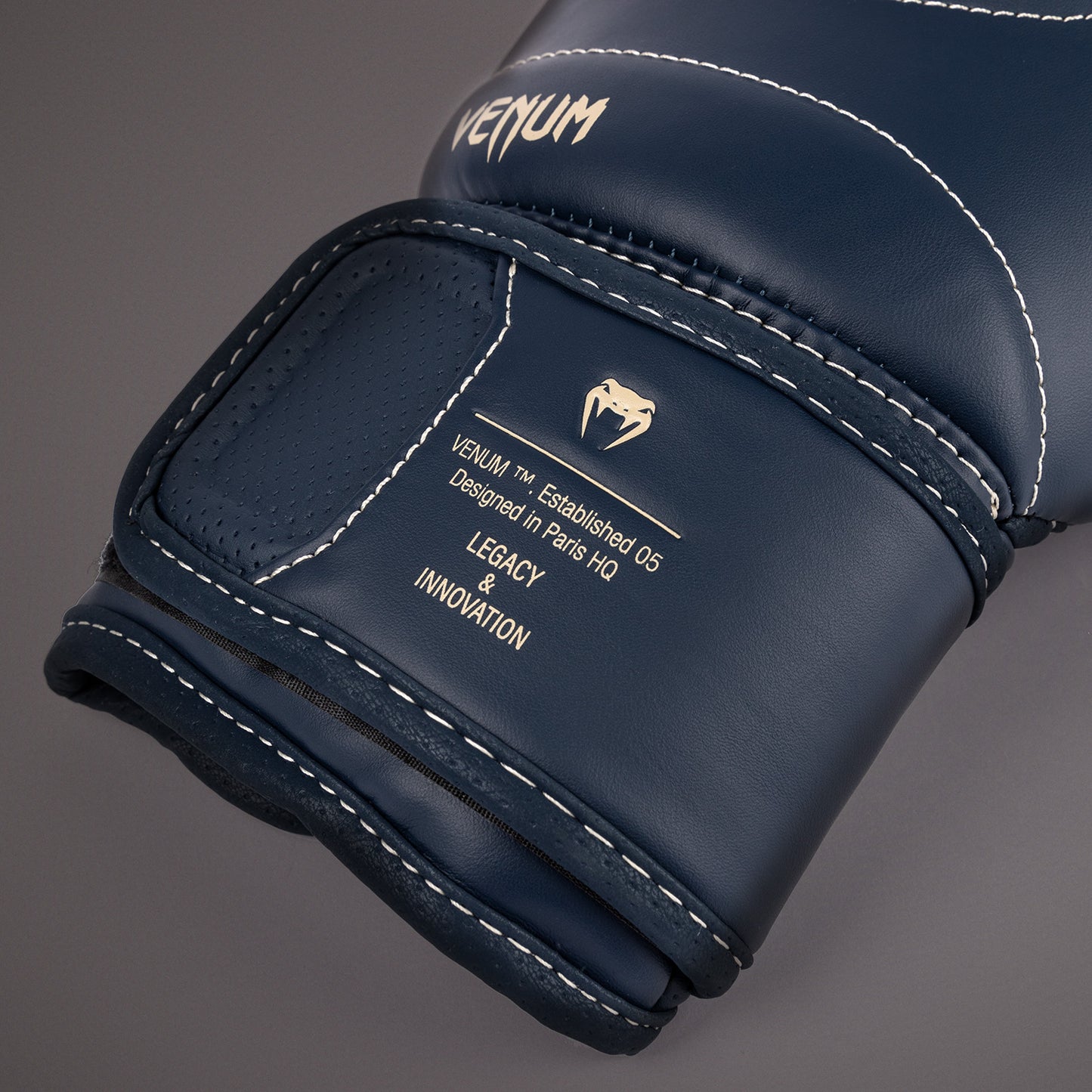 Venum Impact Evo 拳击手套 – 冰蓝色