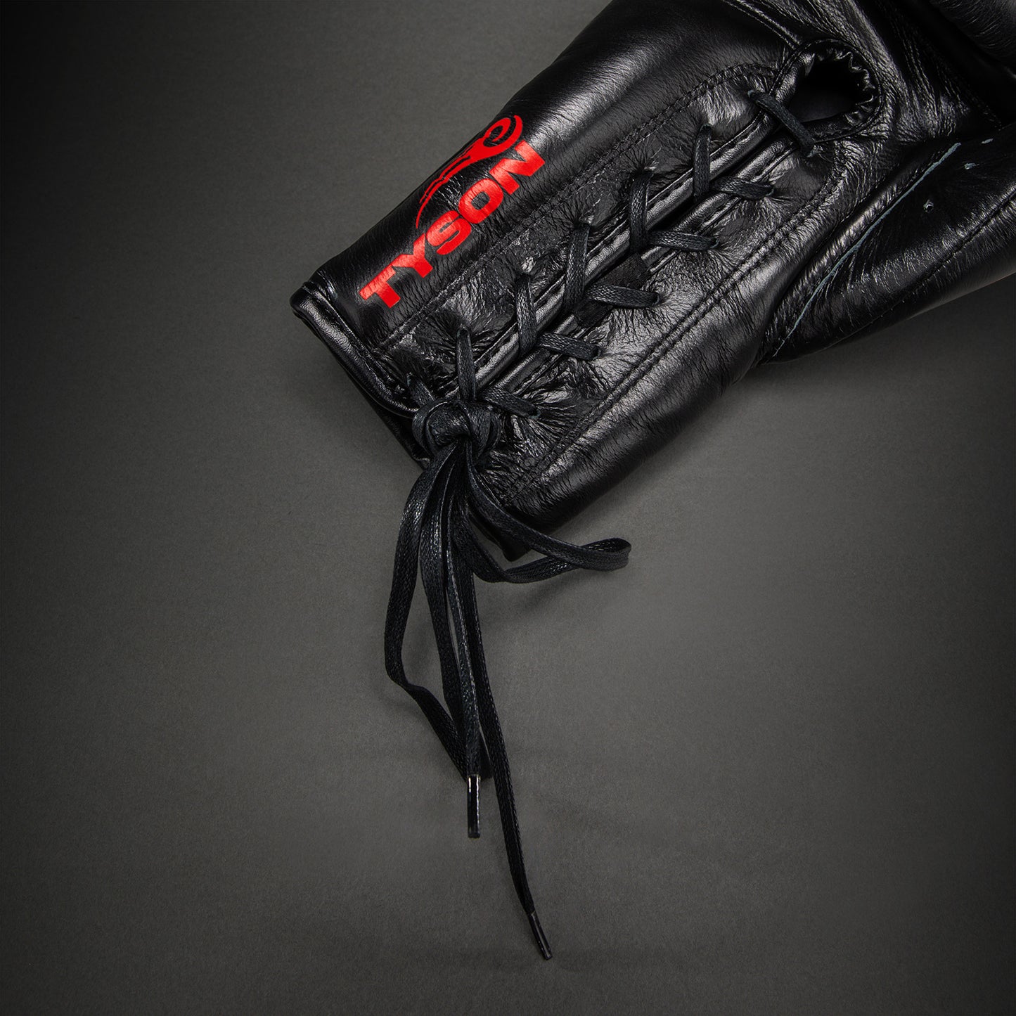 Venum Giant 2.0 Mike Tyson Pro 拳击手套带鞋带 – 黑色/红色