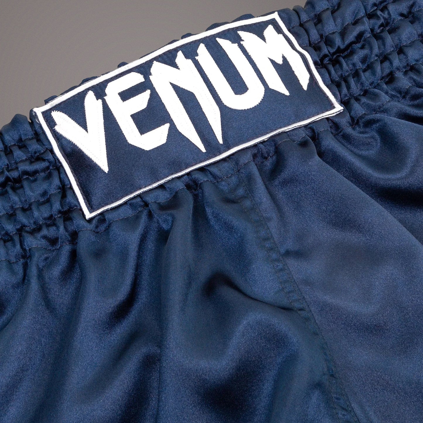 Venum Classic 泰拳短裤 – 藏青色/白色