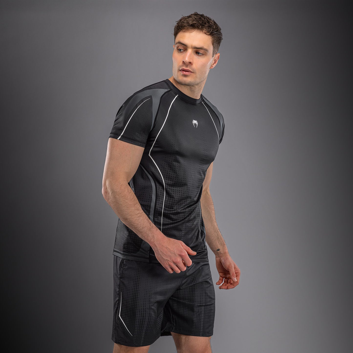 Venum Stealth Dry Tech T恤 – 黑色/白色