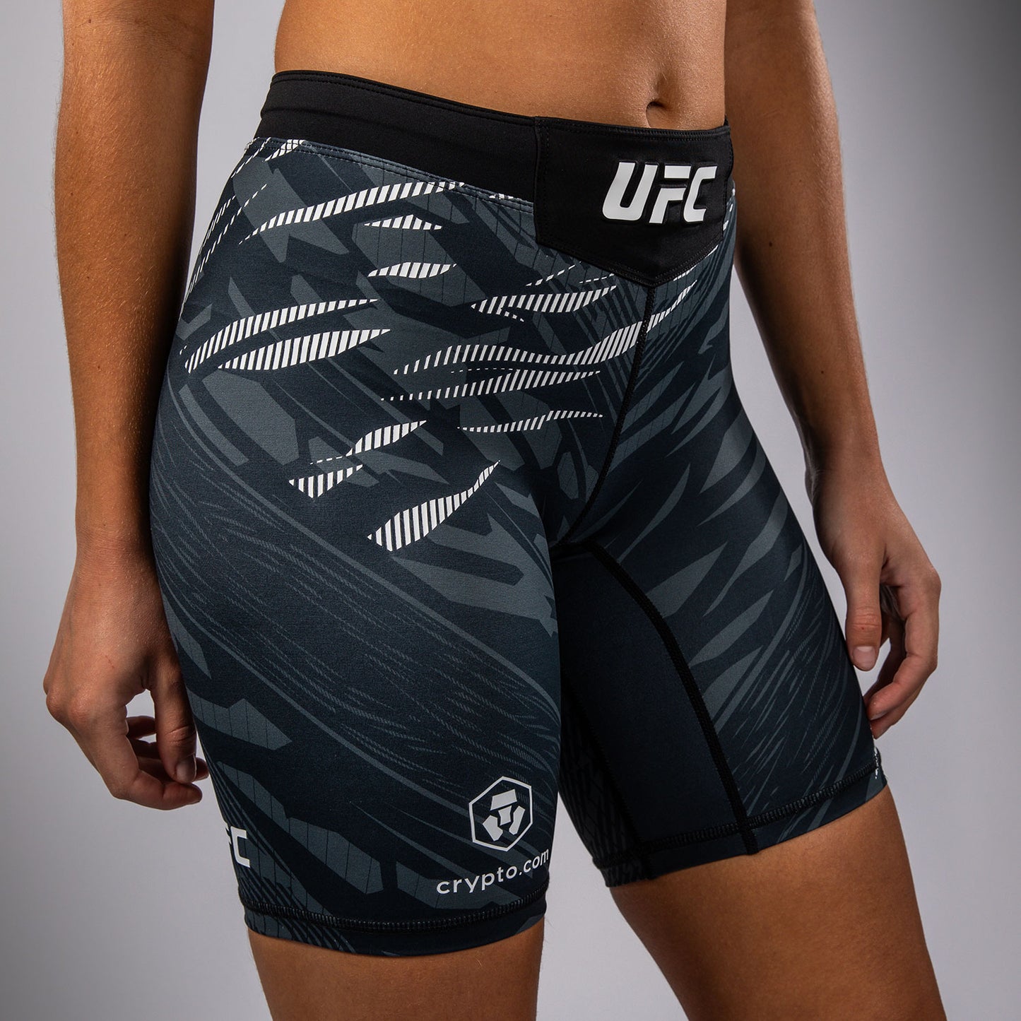 UFC Fusion by Venum 女士综合格斗短裤–长款–黑色