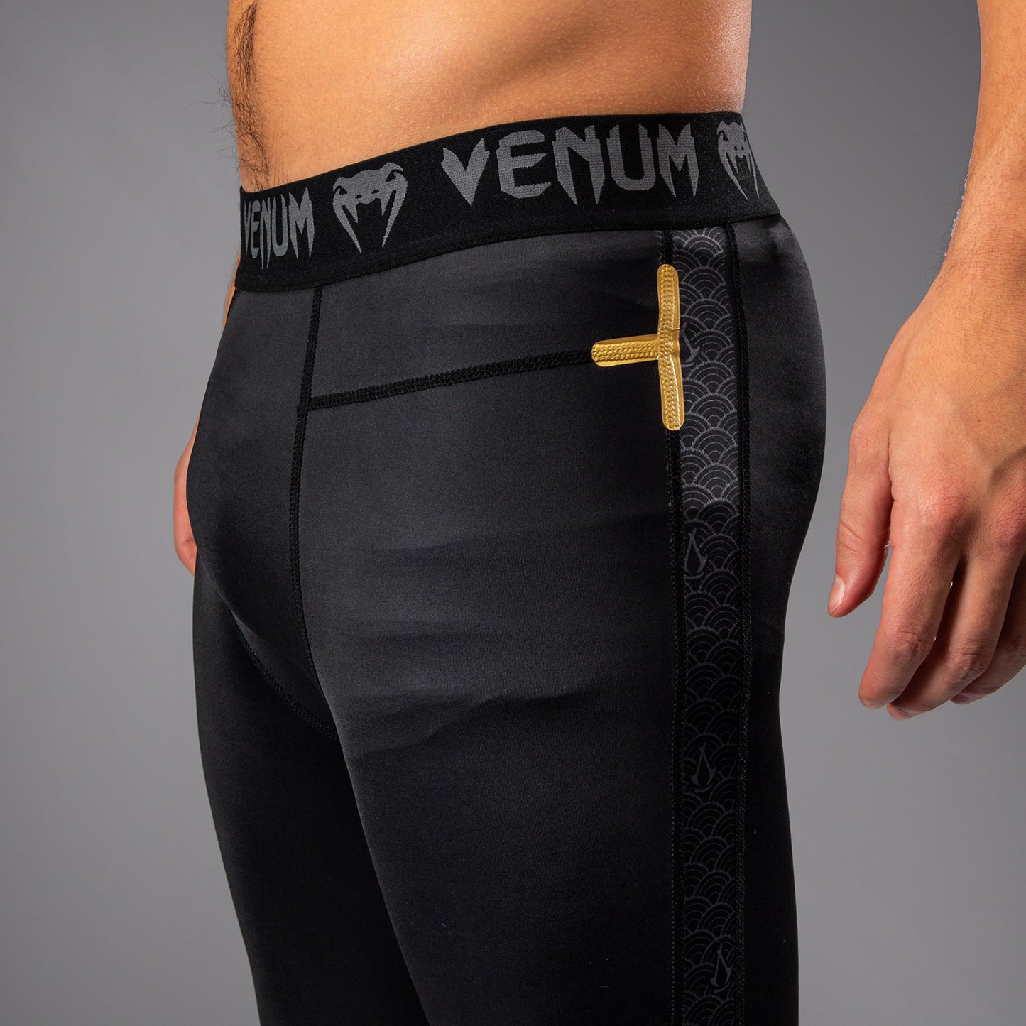 Venum x Assassin's Creed Shadows 紧身裤 – 黑色/金色