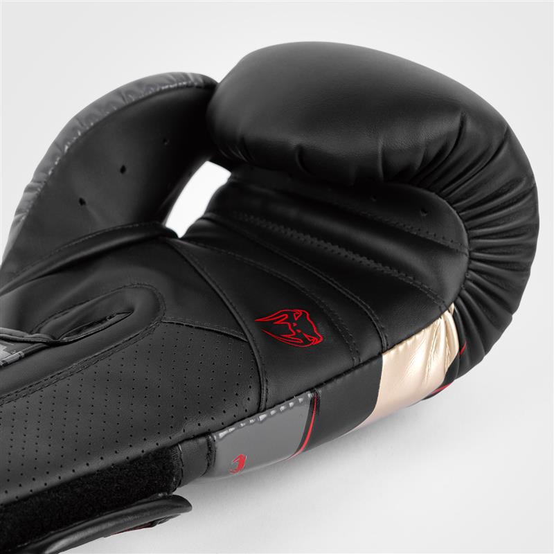 Venum Elite Evo 拳击手套 – 黑色/金色/红色