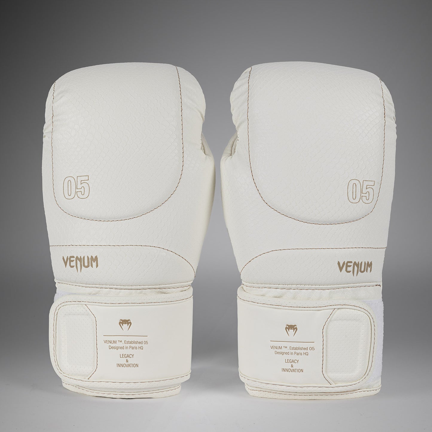 Venum Impact Evo Scales 拳击手套 – 象牙色