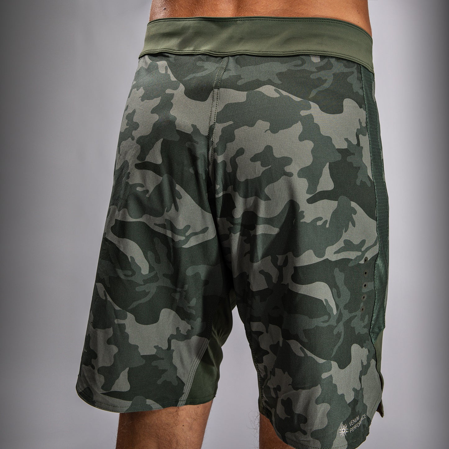 Venum G-Fit Air 男士格斗短裤 – 军绿色迷彩