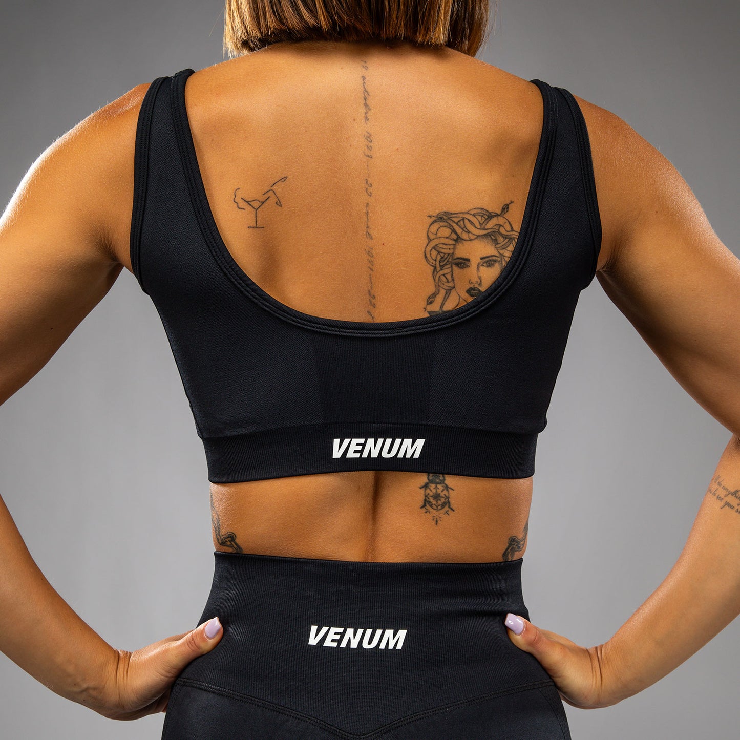 Venum Sculpt 长款运动内衣 – 黑色/白色