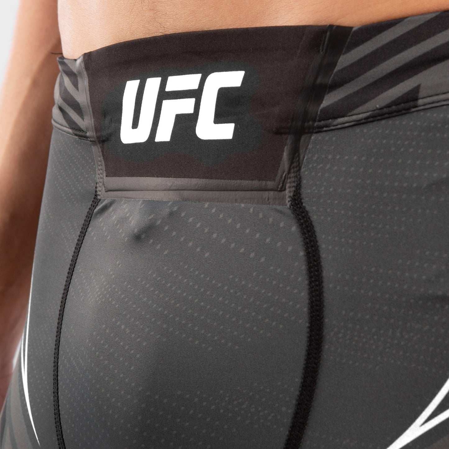 Venum UFC Authentic Fight Night 男士压缩短裤 – 黑色