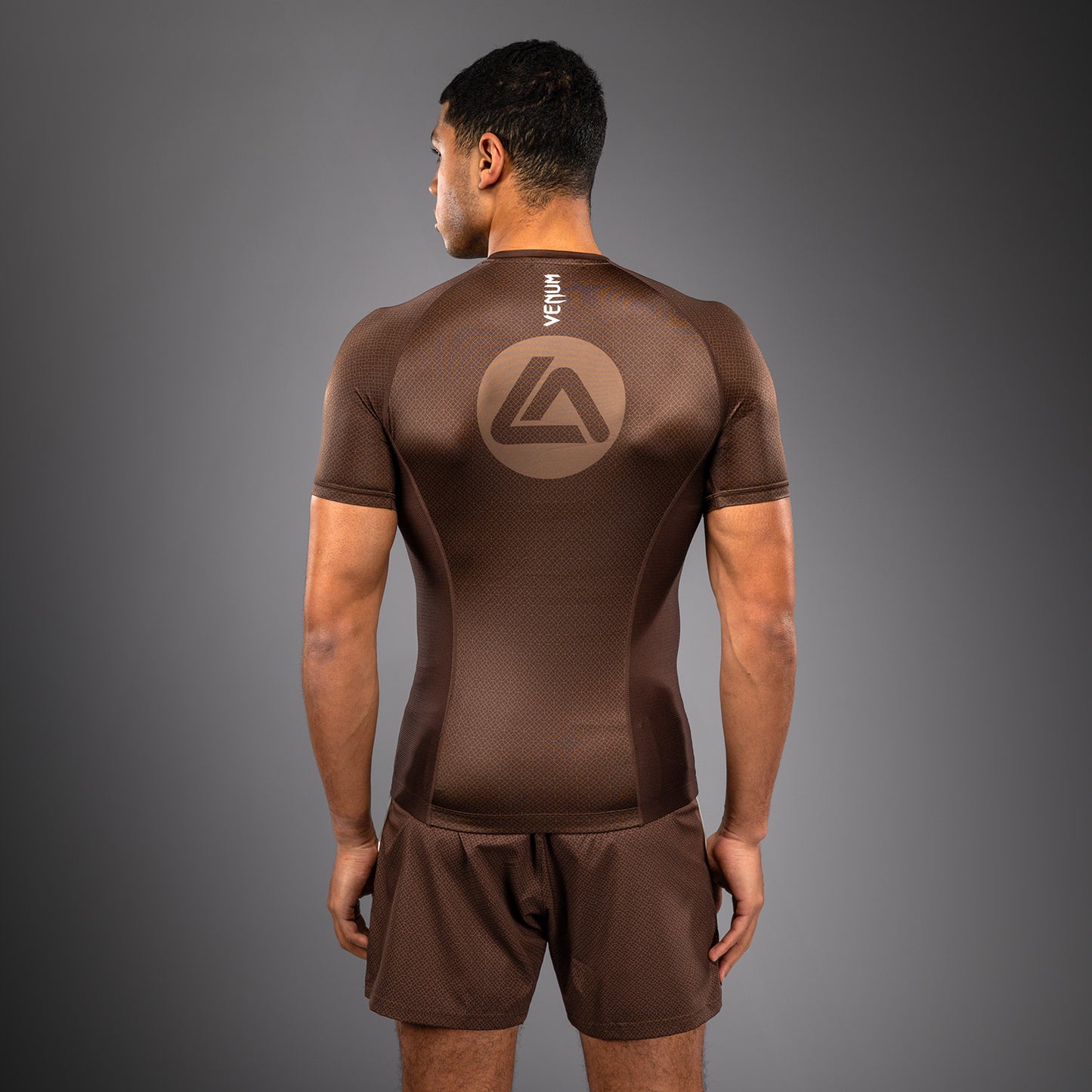 Venum X Roger Gracie Academy 短袖紧身防磨衣 – 深棕色