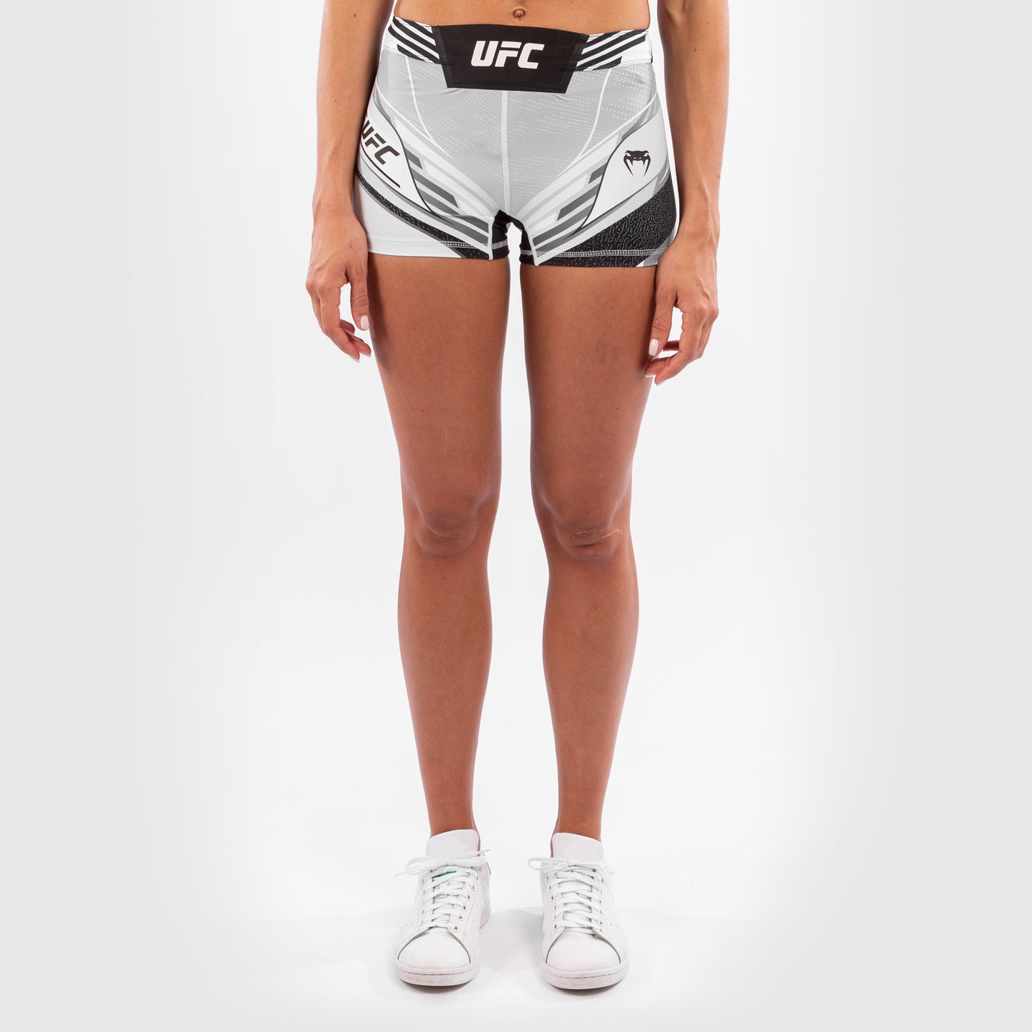 UFC Venum Authentic Fight Night 女士综合格斗短裤–短款–白色