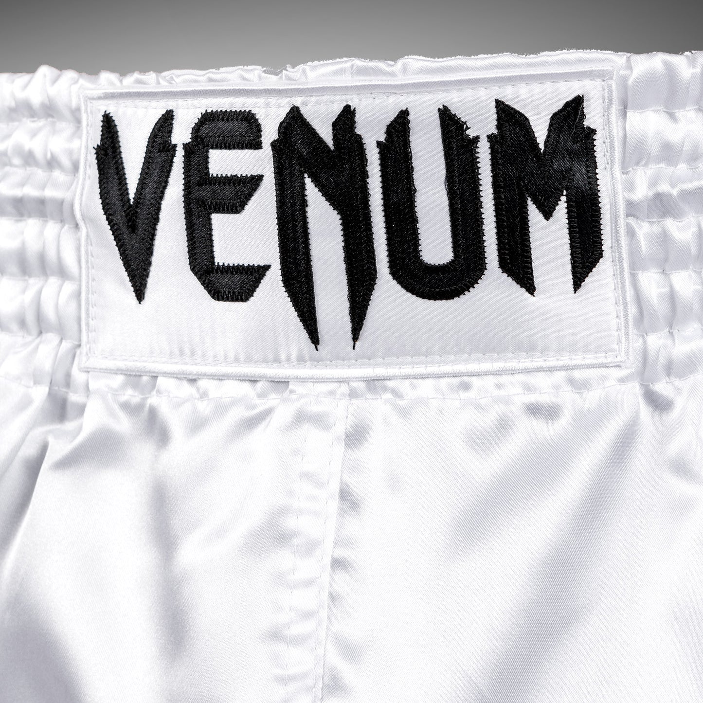 Venum Classic 泰拳短裤 – 白色/黑色