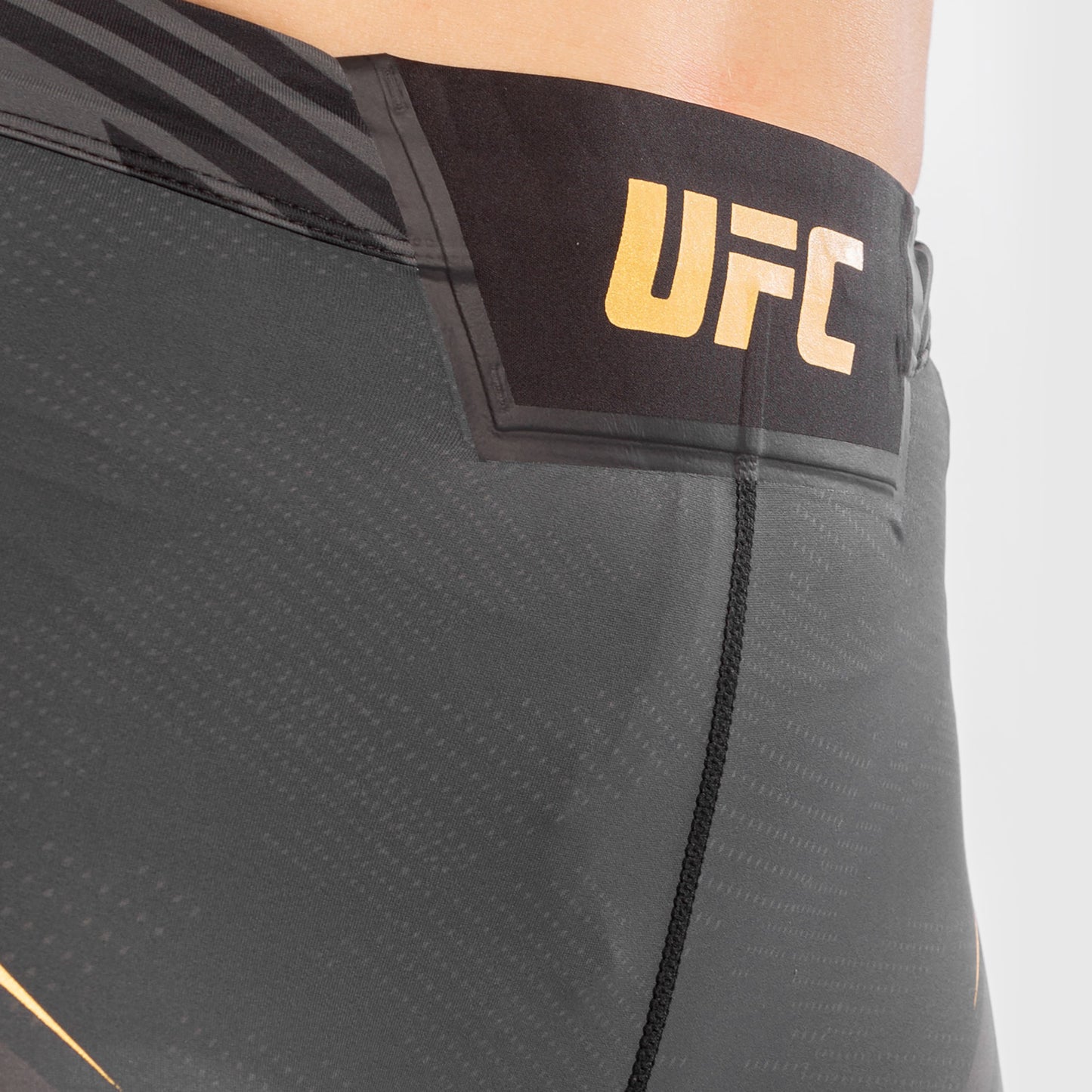 UFC Venum Authentic Fight Night 女士综合格斗短裤 – 长款 – 冠军款