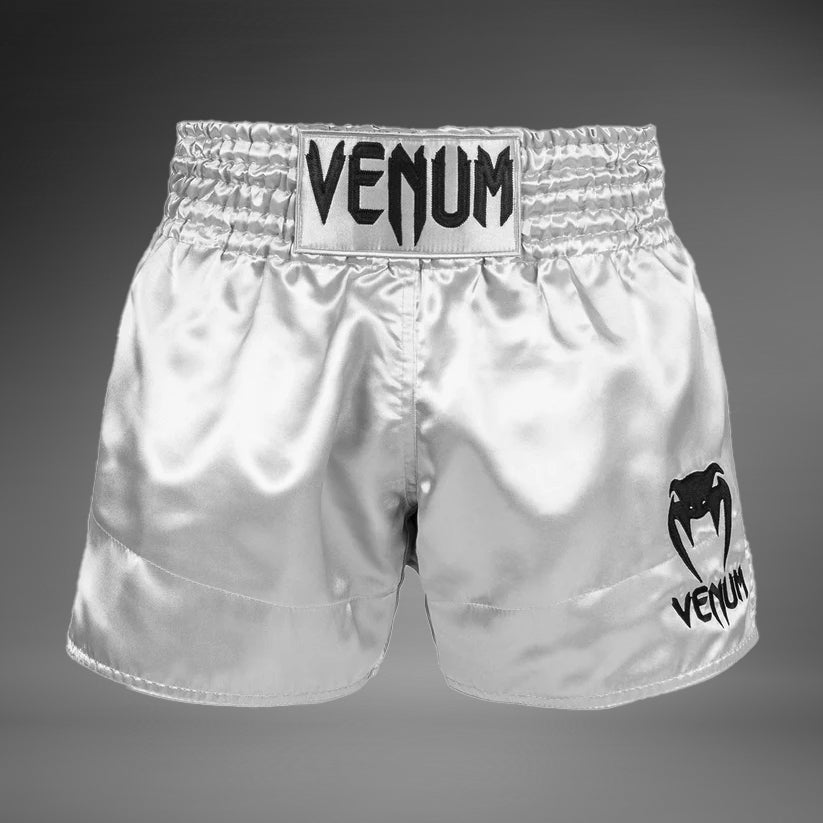Venum Classic 泰拳短裤 – 银色/黑色