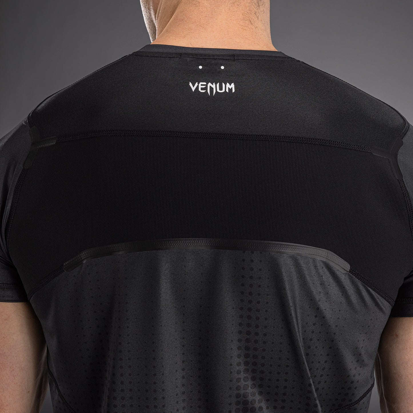 Venum Stealth Dry Tech T恤 – 黑色/白色