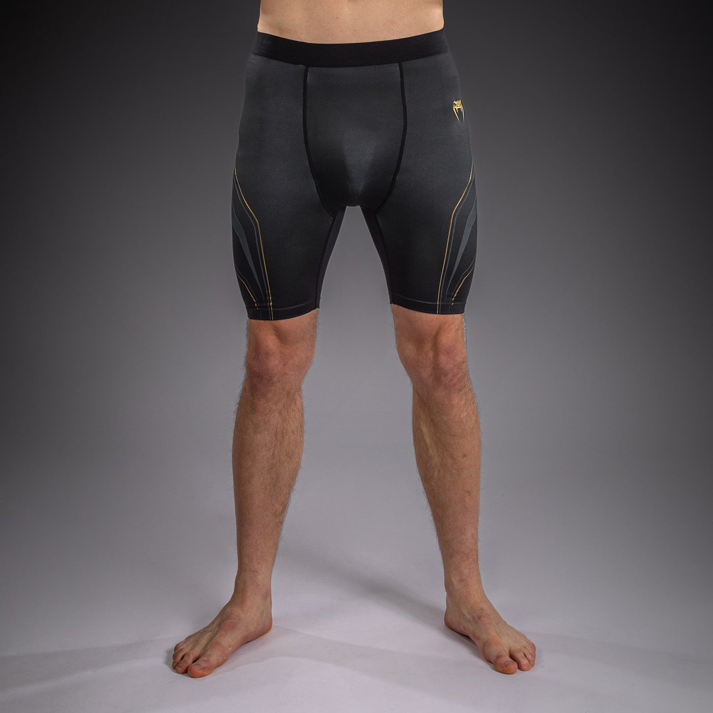 Venum Streamline Vale Tudo 综合格斗短裤 – 黑色/金色