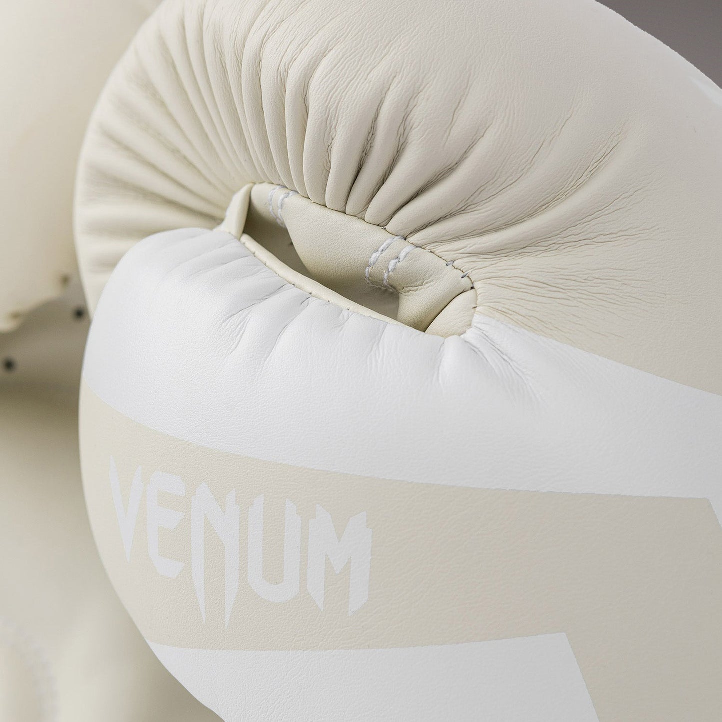 Venum Elite 拳击手套 – 白色/象牙色