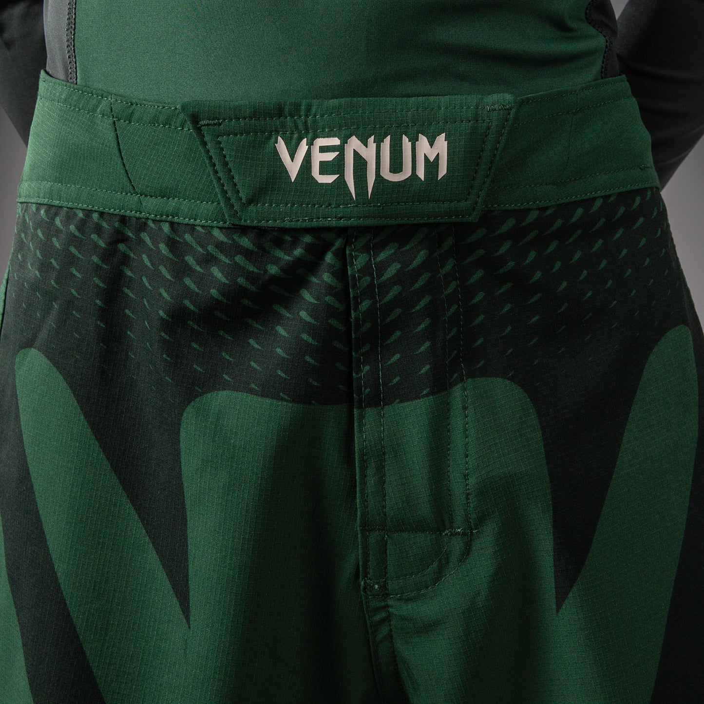 Venum Attack 儿童格斗短裤 – 森林绿/奶白色