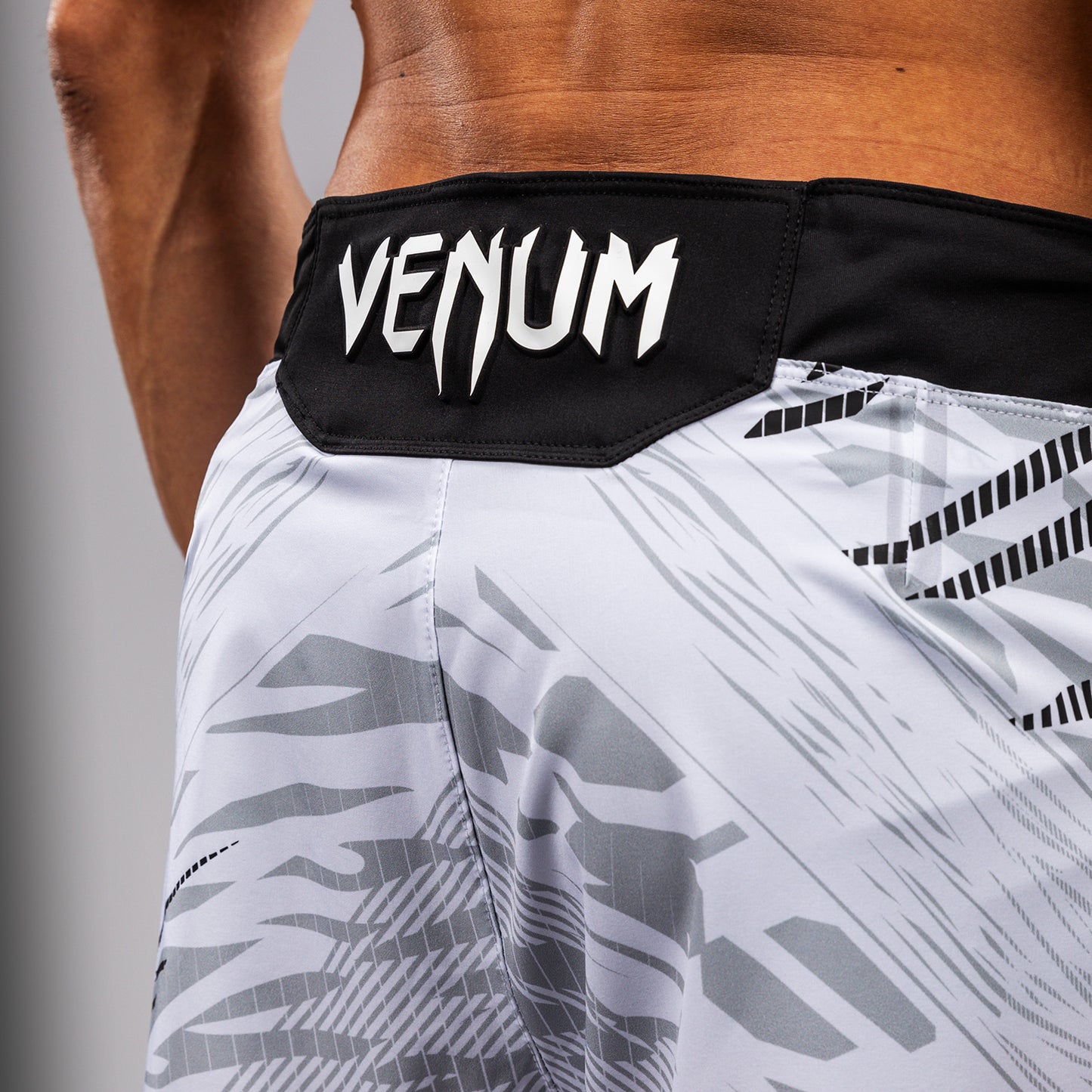 UFC Fusion by Venum Authentic Fight Night 男士格斗短裤 – 短款 – 白色