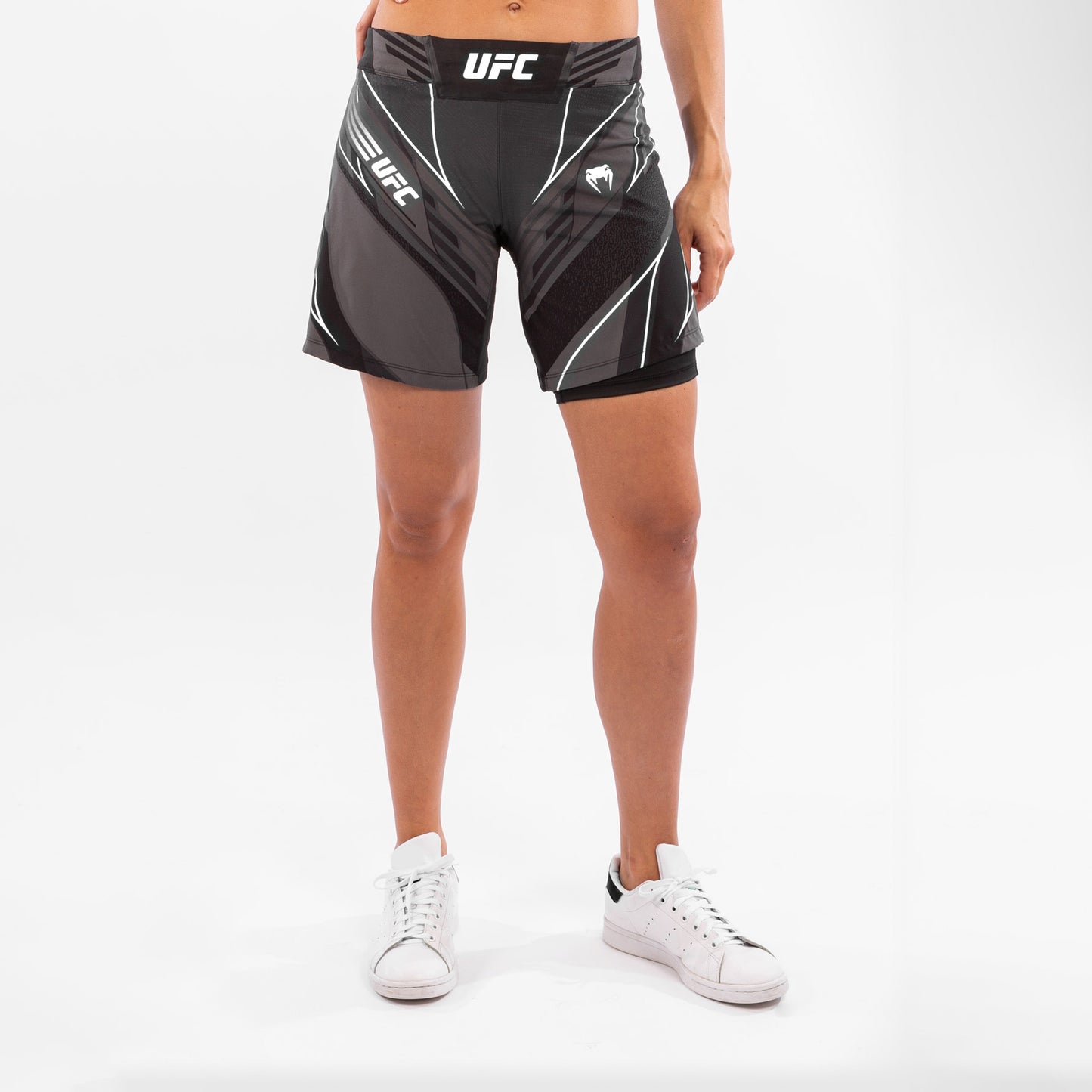UFC Venum Authentic Fight Night 女士格斗短裤 – 长款 – 黑色