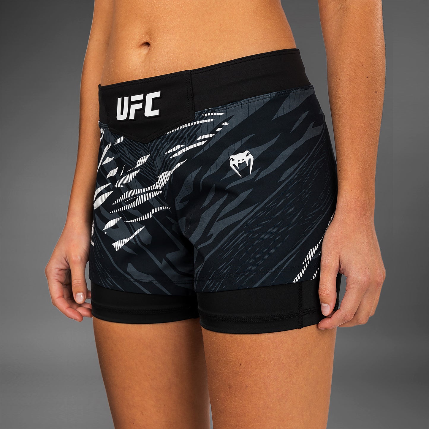 UFC Fusion by Venum Authentic Fight Night 女士格斗短裤 – 黑色