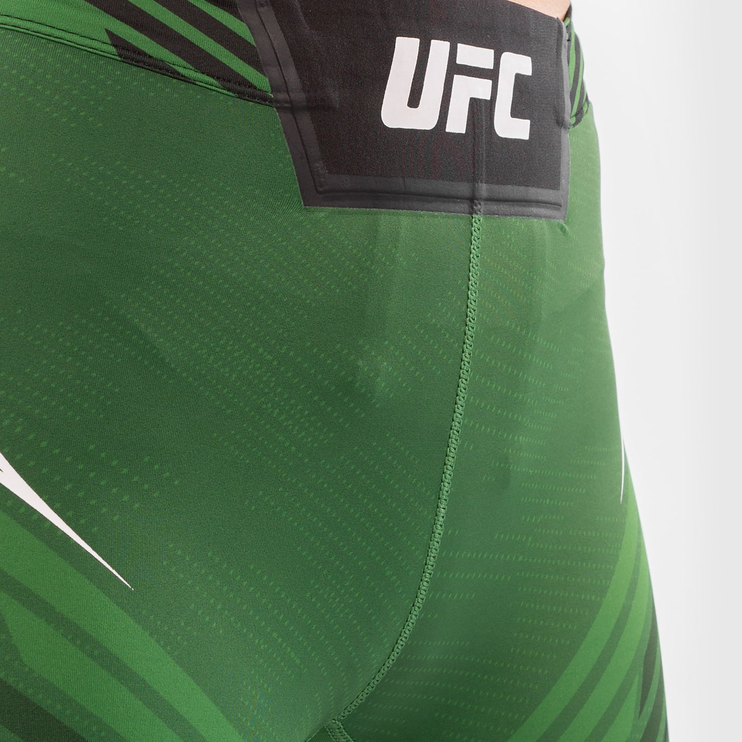 UFC Venum Authentic Fight Night 女士综合格斗短裤 – 长款 – 绿色