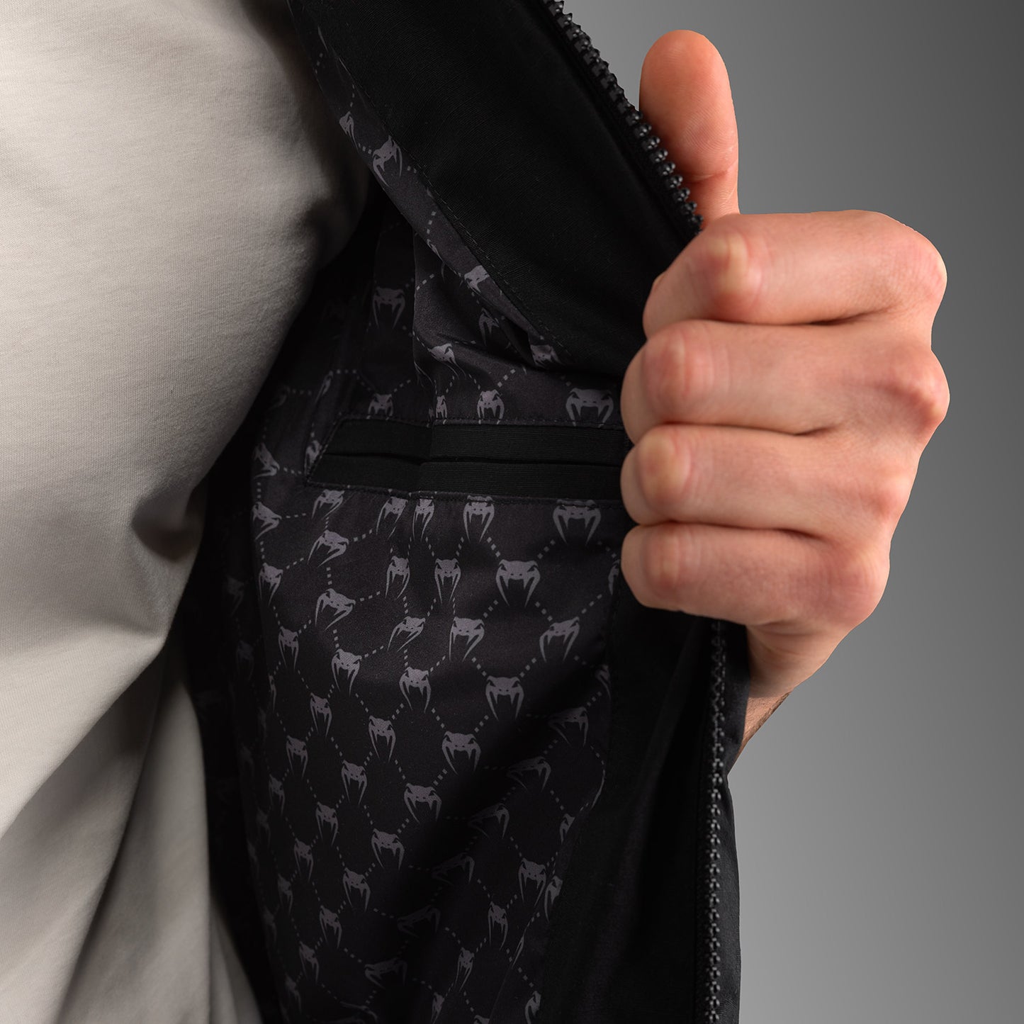 Venum Attack Urban Gi 羽绒背心 – 黑色