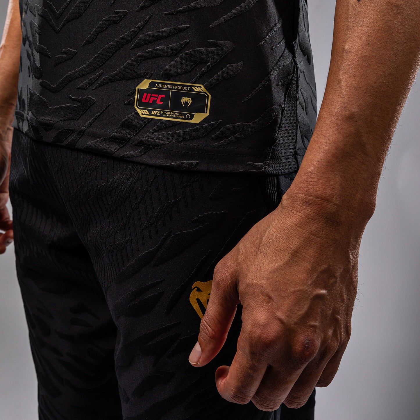 UFC Fusion by Venum Authentic Fight Night 男士出场球衣 – Champion