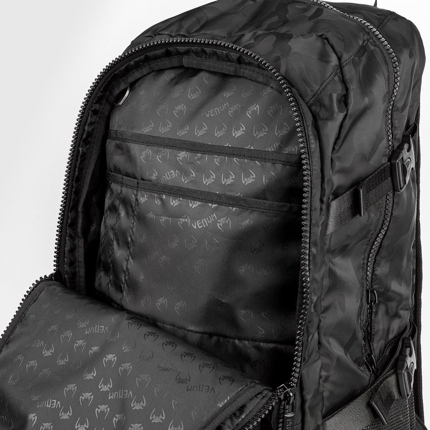 Venum Challenger Pro 背包 (20-25L) – 黑色/深迷彩
