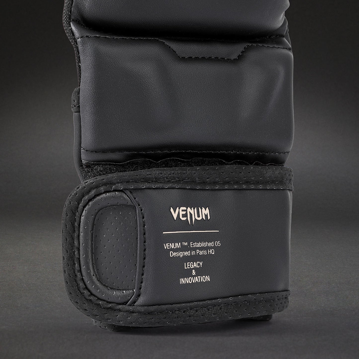 Venum Impact Evo MMA陪练手套 - 黑色