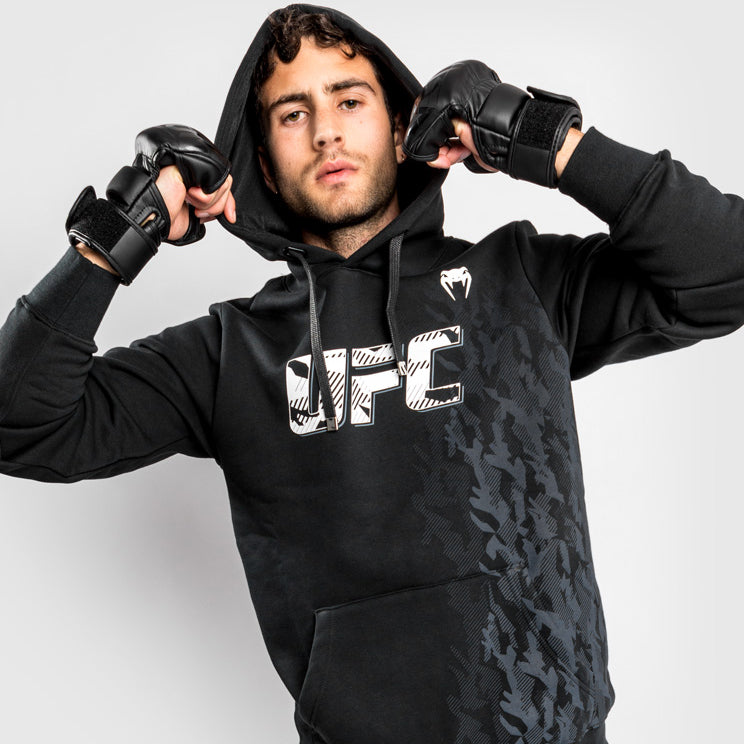 UFC Venum Authentic Fight Week 男士款连帽衫 – 黑色