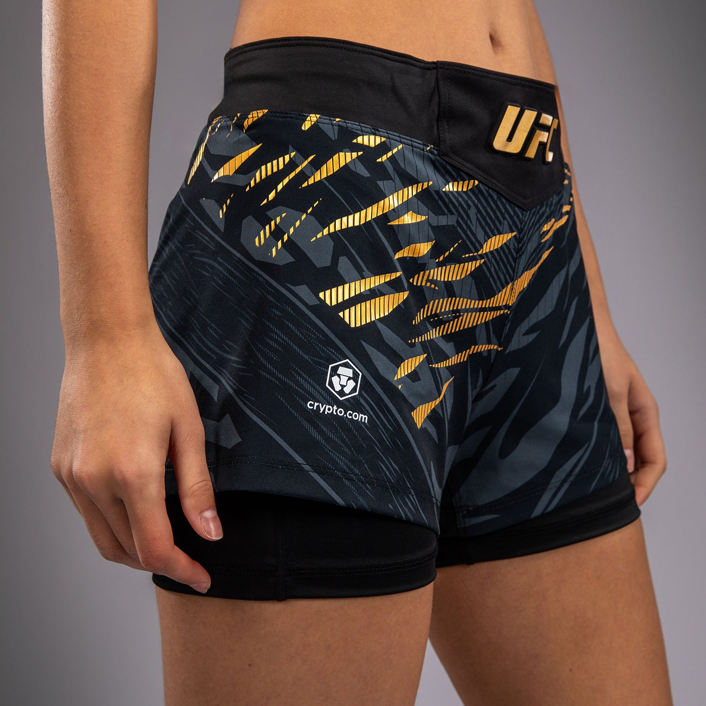 UFC Fusion by Venum Authentic Fight Night 女士格斗短裤 – 冠军款