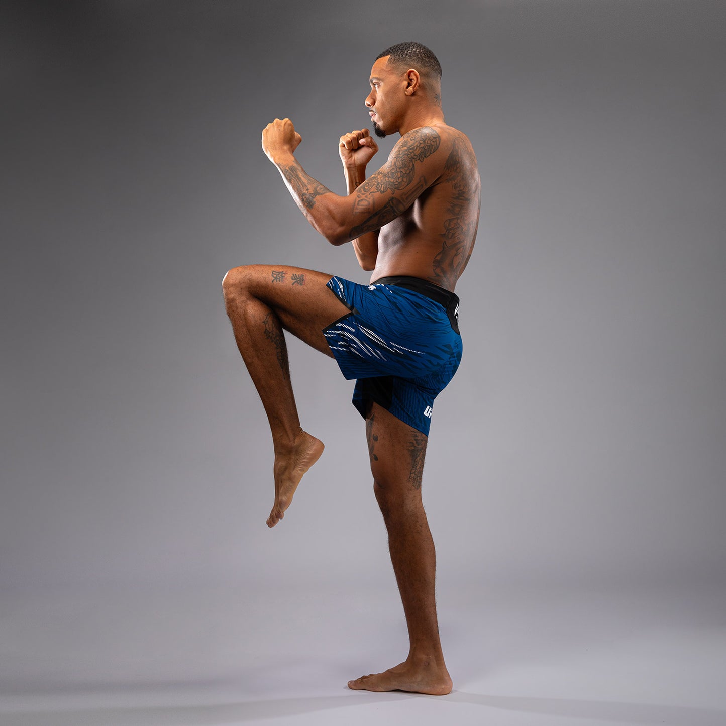 UFC Fusion by Venum Authentic Fight Night 男士格斗短裤 – 短款 – 蓝色