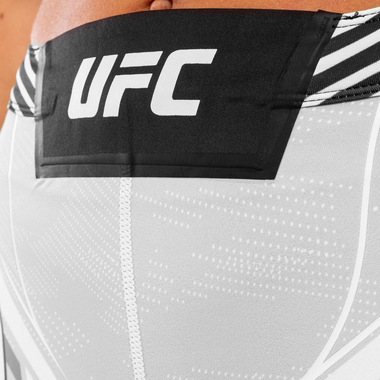 UFC Venum Authentic Fight Night 女士综合格斗短裤–短款–白色