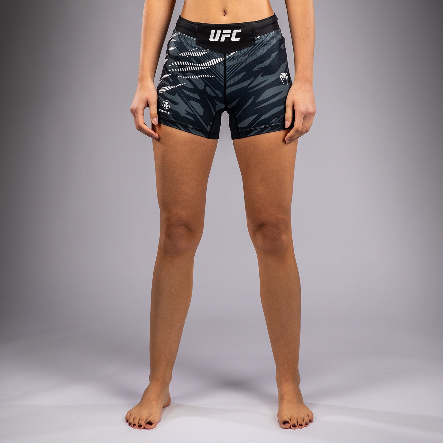 UFC Fusion by Venum Authentic Fight Night 女士综合格斗短裤 – 短款 – 黑色