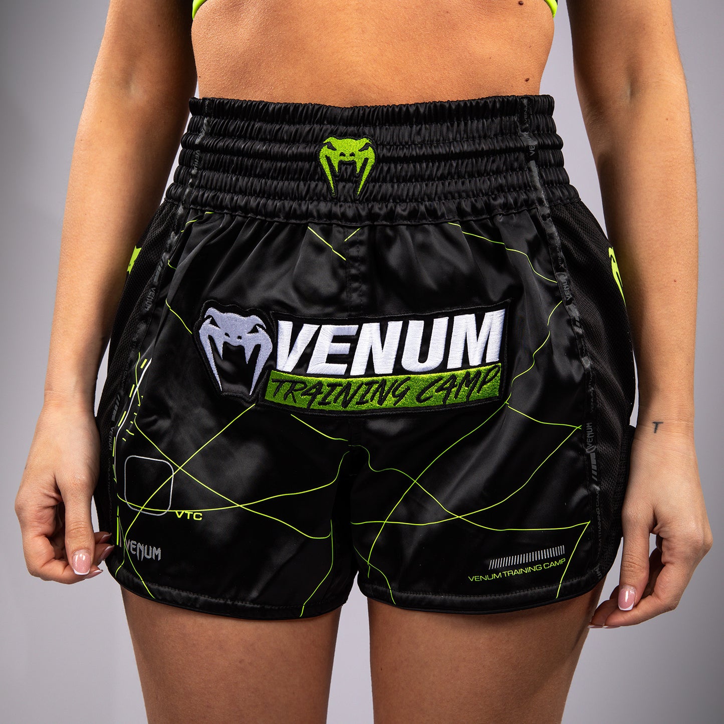 Venum Training Camp 4.0 泰拳短裤 – 黑色/荧光绿