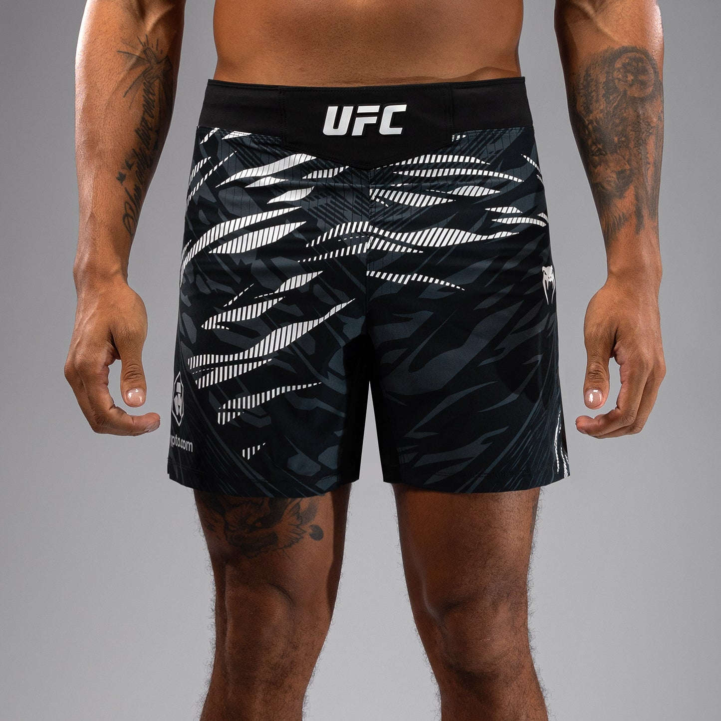 UFC Fusion by Venum Authentic Fight Night 男士格斗短裤 – 短款 – 黑色
