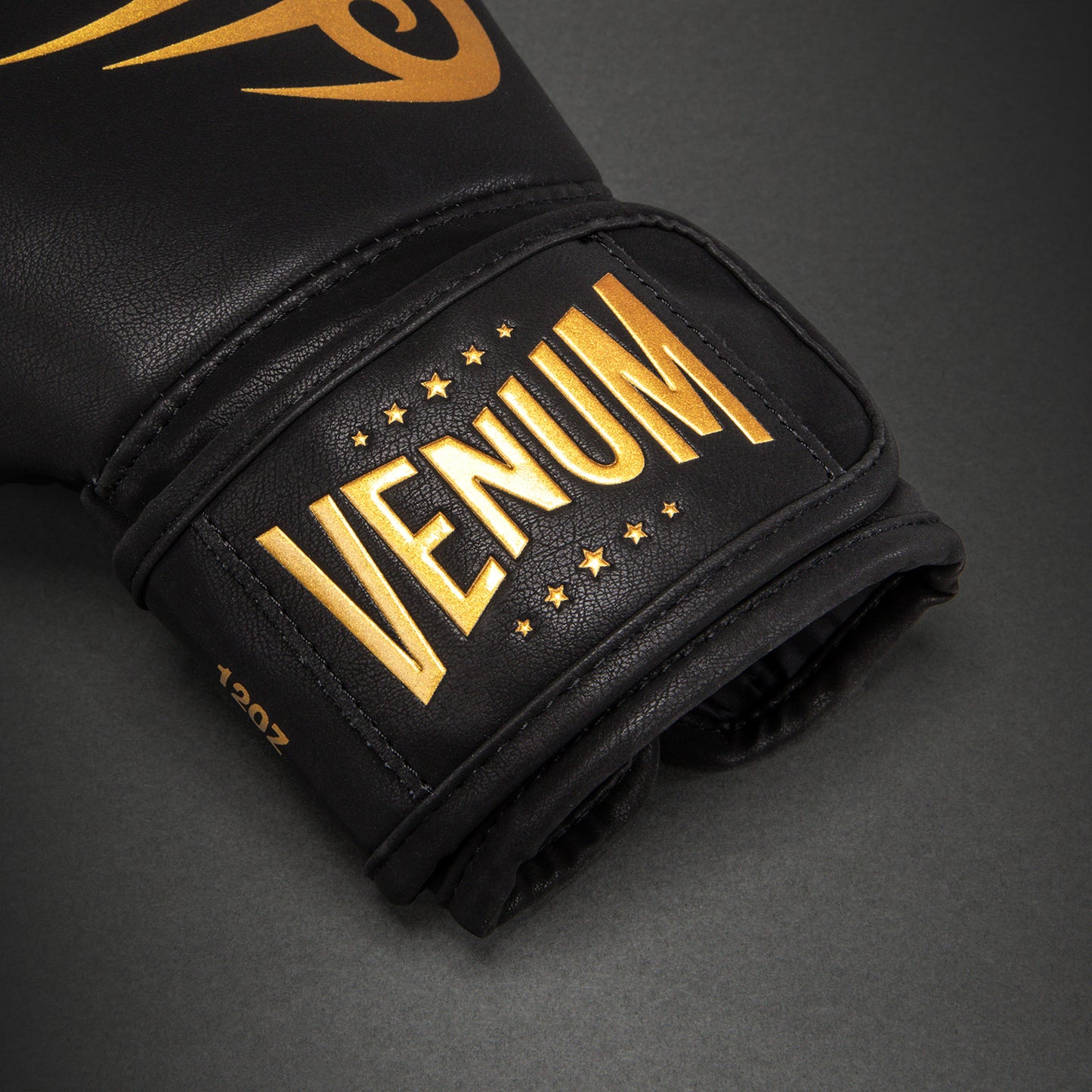 Venum Mike Tyson Replica 拳击手套 – 黑色/金色