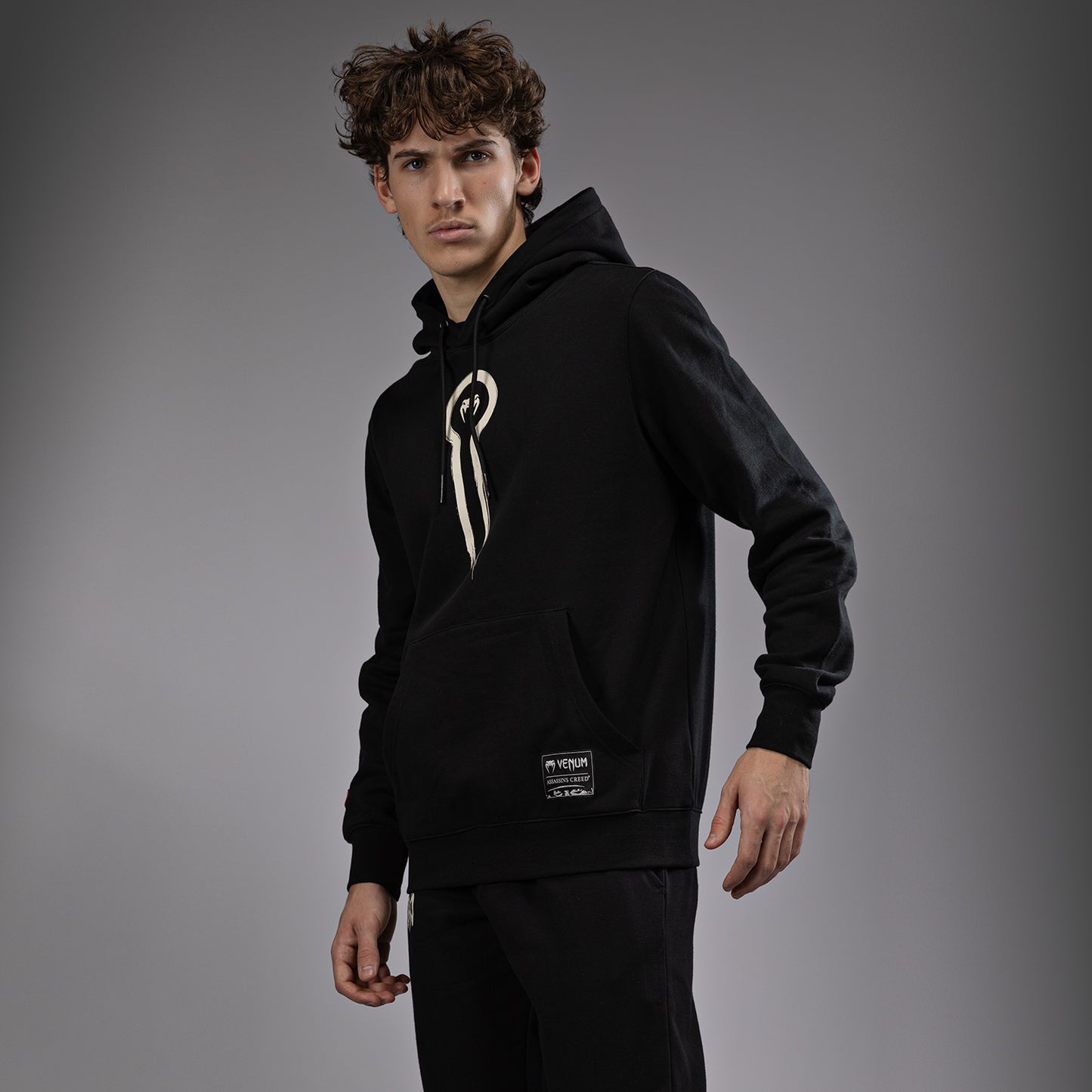 Venum x Assassin's Creed Shadows 连帽衫 – 黑色